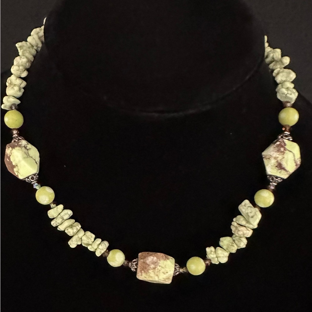 Green Turquoise (Apple Green) Necklace, With Silver.
Excellent Condition